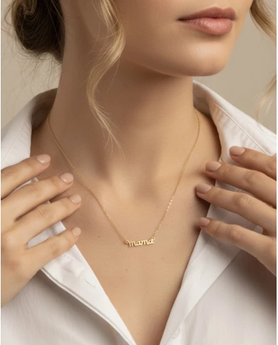 Cadena dorada fina con la palabra "Mamá"