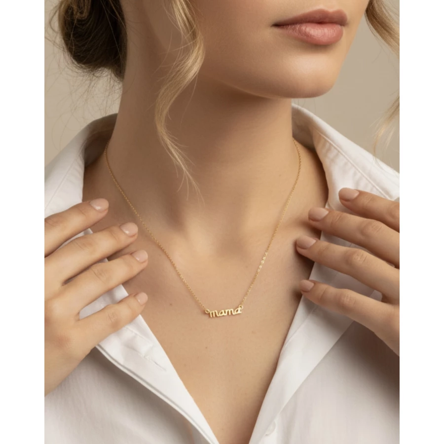 Cadena dorada fina con la palabra "Mamá"