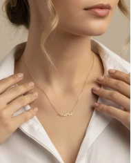 Cadena dorada fina con la palabra "Mamá"