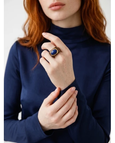 Anillo Ylva marrón chocolate con piedra azul marino