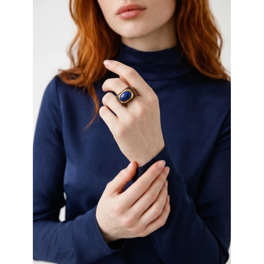 Anillo Ylva marrón chocolate con piedra azul marino