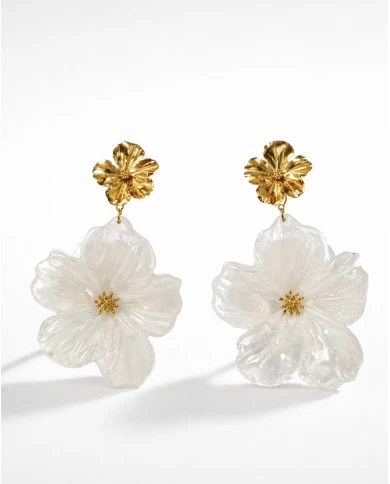 Pendientes Elsa resina — delicadeza natural que ilumina tu rostro