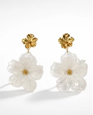 Pendientes Elsa resina — delicadeza natural que ilumina tu rostro