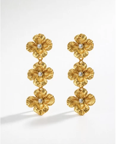 Pendientes Sakura dorados — delicadeza en movimiento con presencia