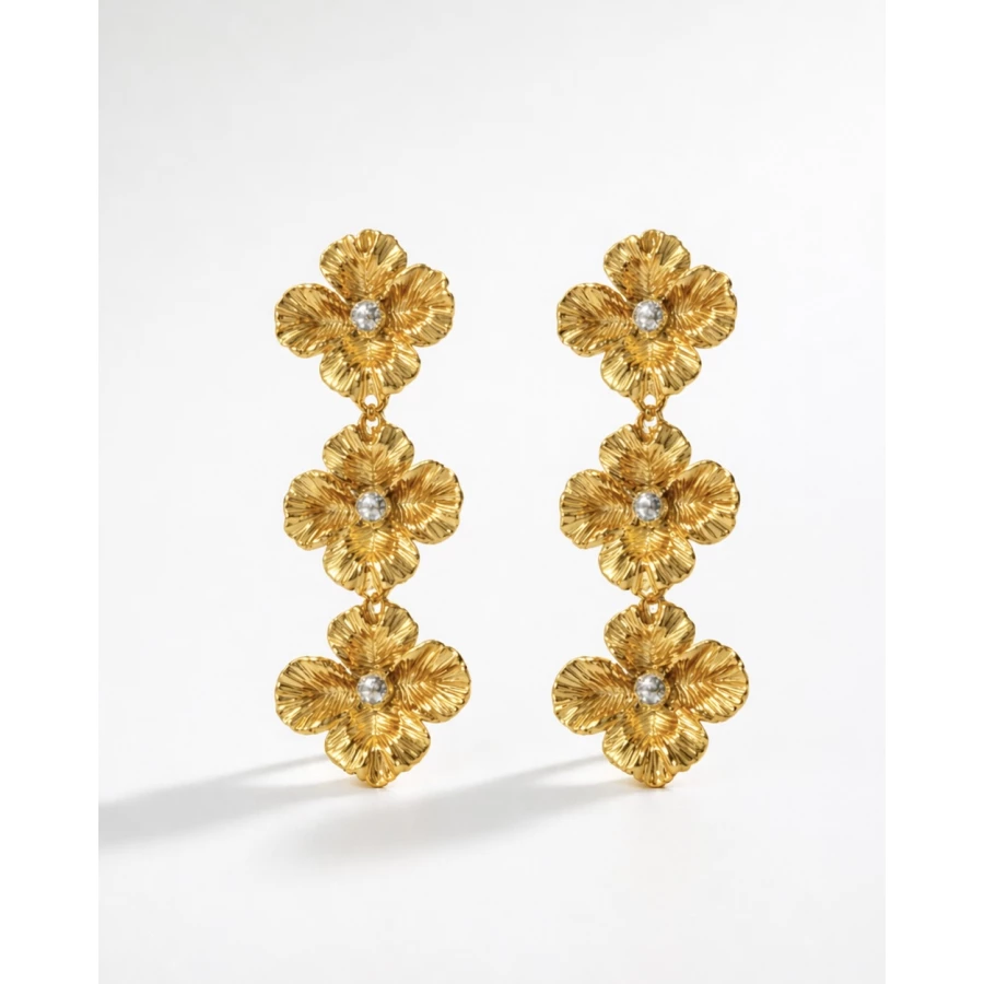 Pendientes Sakura dorados — delicadeza en movimiento con presencia
