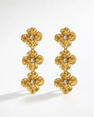 Pendientes Sakura dorados — delicadeza en movimiento con presencia