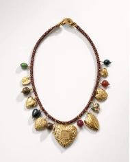 Collar charms Coralia — energía y color que envuelven tu estilo