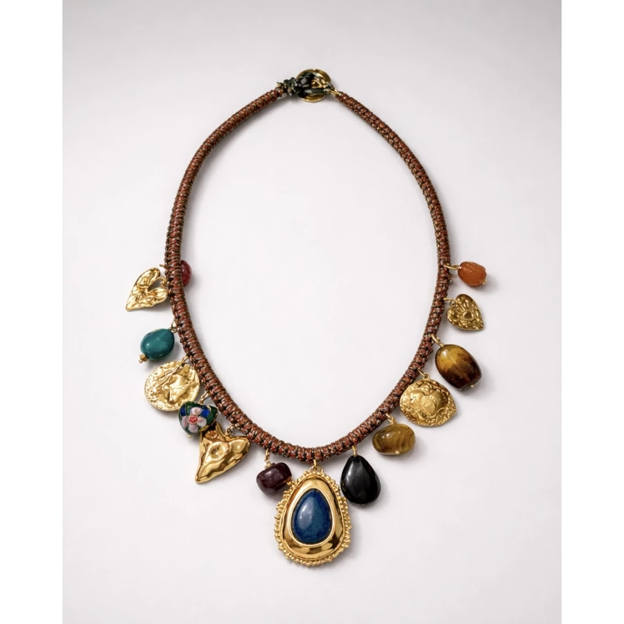Collar charms Gaia — carácter artesanal con un brillo que no pasa desapercibido