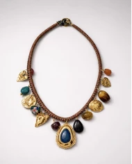 Collar charms Gaia — carácter artesanal con un brillo que no pasa desapercibido