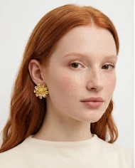 Pendientes Margarita — frescura dorada que ilumina con delicadeza natural