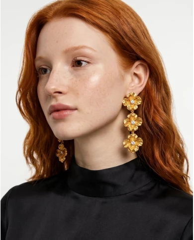 Pendientes Sakura dorados — delicadeza en movimiento con presencia