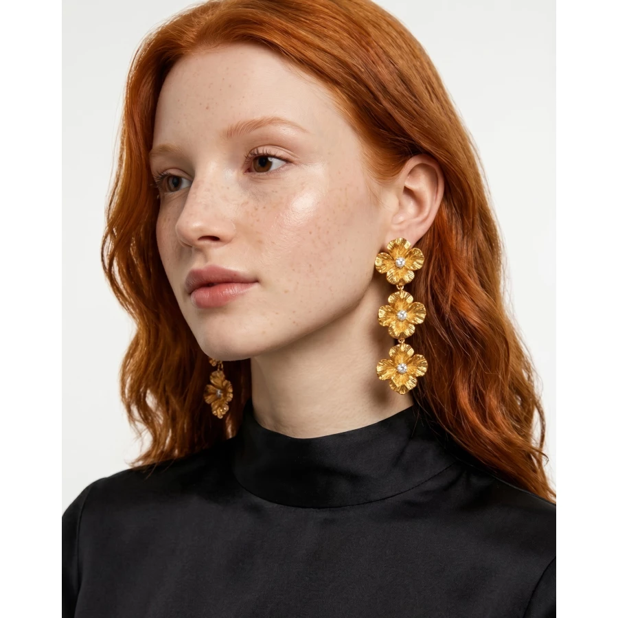 Pendientes Sakura dorados — delicadeza en movimiento con presencia