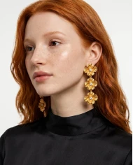 Pendientes Sakura dorados — delicadeza en movimiento con presencia