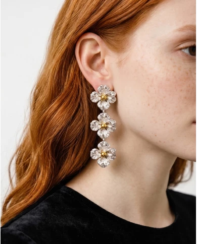 Pendientes Sakura plateados — elegancia fluida con un contraste sofisticado