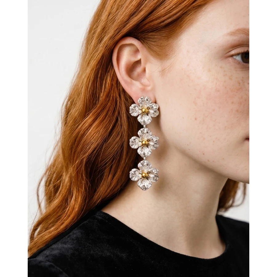 Pendientes Sakura plateados — elegancia fluida con un contraste sofisticado