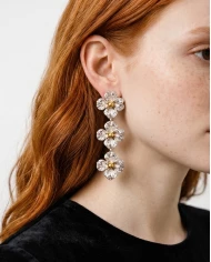 Pendientes Sakura plateados — elegancia fluida con un contraste sofisticado