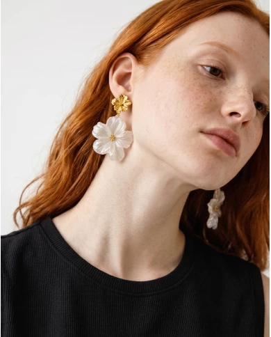 Pendientes Elsa resina — delicadeza natural que ilumina tu rostro