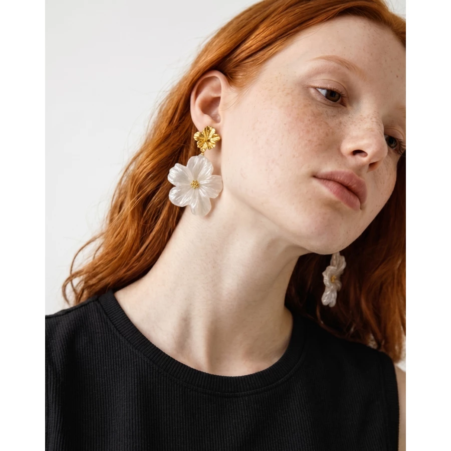 Pendientes Elsa resina — delicadeza natural que ilumina tu rostro