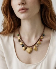 Collar charms Gaia — carácter artesanal con un brillo que no pasa desapercibido