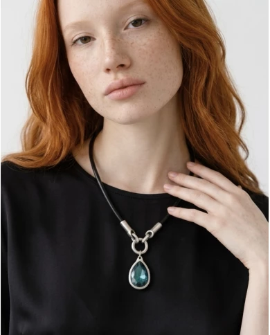 Collar Chloe — fuerza y brillo en equilibrio