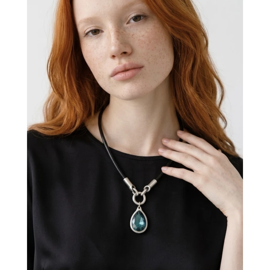 Collar Chloe — fuerza y brillo en equilibrio