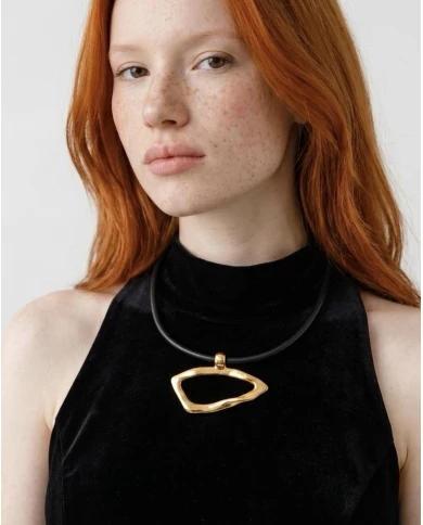 Collar Guila — arte minimalista con carácter