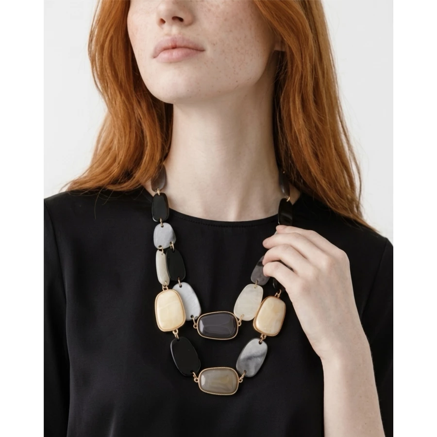 Collar Iris resina — geometría y elegancia contemporánea Collar Iris resina — geometría y elegancia contemporánea