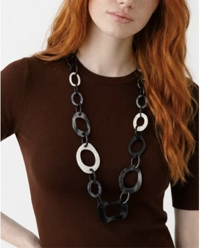 Collar Elia resina — contraste urbano con estilo artístico