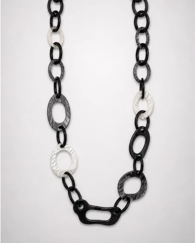 Collar Elia resina — contraste urbano con estilo artístico