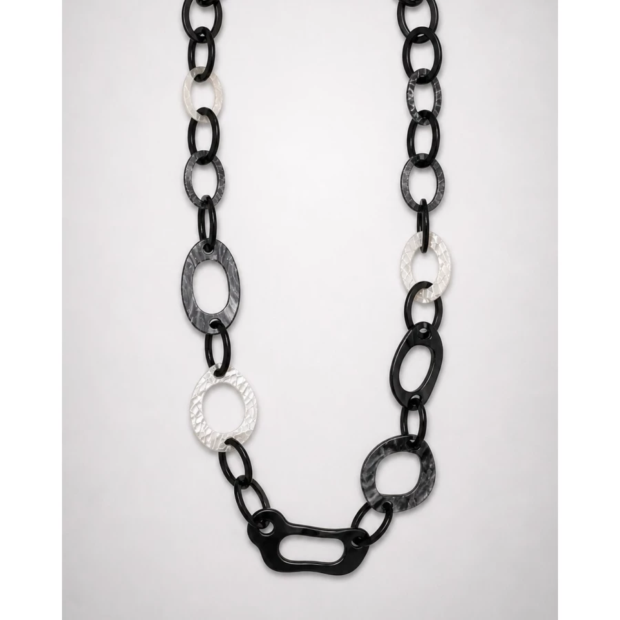 Collar Elia resina — contraste urbano con estilo artístico