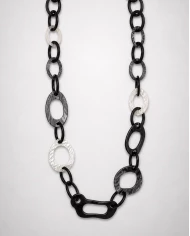 Collar Elia resina — contraste urbano con estilo artístico