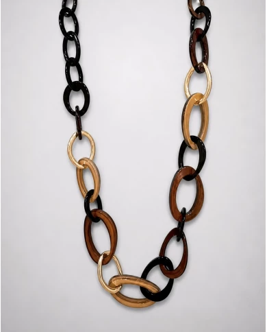 Collar Noa resina — contrastes cálidos con personalidad moderna