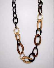 Collar Noa resina — contrastes cálidos con personalidad moderna