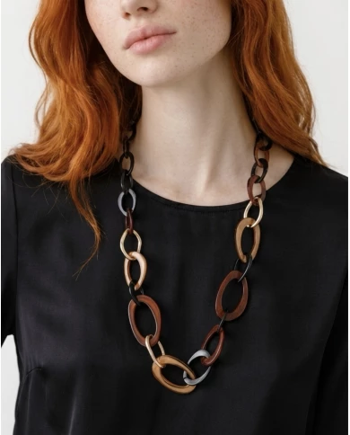 Collar Noa resina — contrastes cálidos con personalidad moderna