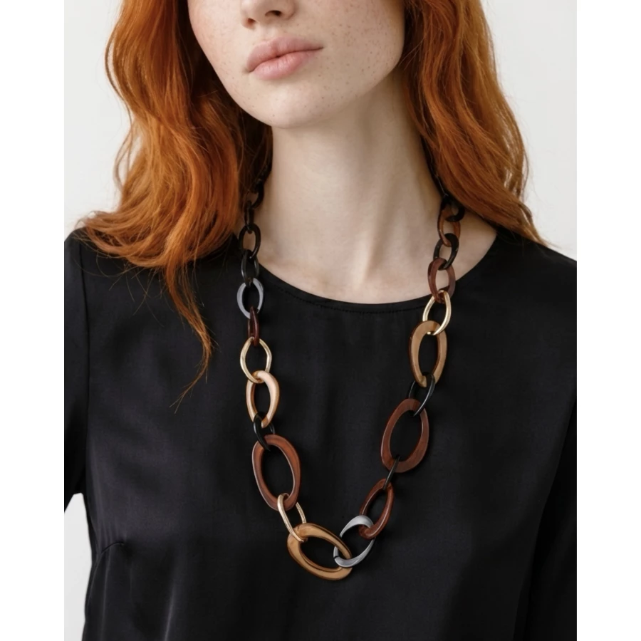 Collar Noa resina — contrastes cálidos con personalidad moderna