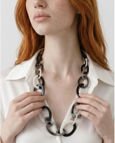 Collar Nina resina — belleza serena con carácter moderno
