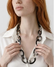 Collar Nina resina — belleza serena con carácter moderno Collar Nina resina — belleza serena con carácter moderno