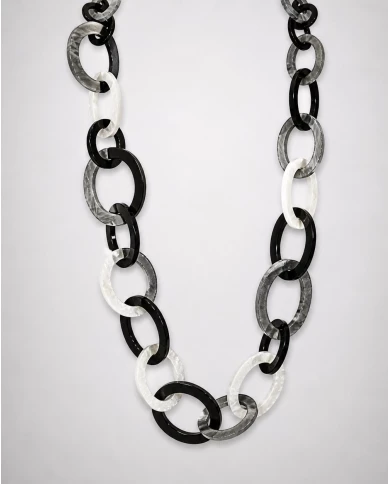 Collar Nina resina — belleza serena con carácter moderno