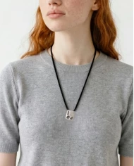 Collar Aurora largo — brillo sutil que ilumina cada gesto