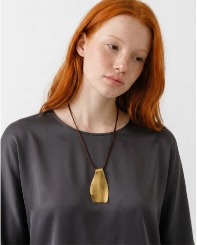 Collar Eclipse — elegancia orgánica en acabado dorado
