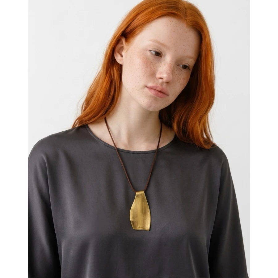 Collar Eclipse — elegancia orgánica en acabado dorado Collar Eclipse — elegancia orgánica en acabado dorado