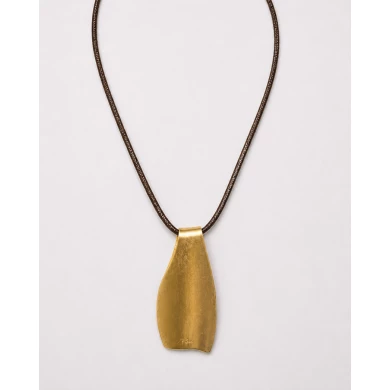 Collar Eclipse — elegancia orgánica en acabado dorado