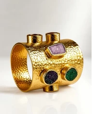 Brazalete Valeria Multicolor — pieza protagonista con acabado artesanal Brazalete Valeria Multicolor — pieza protagonista con acabado artesanal