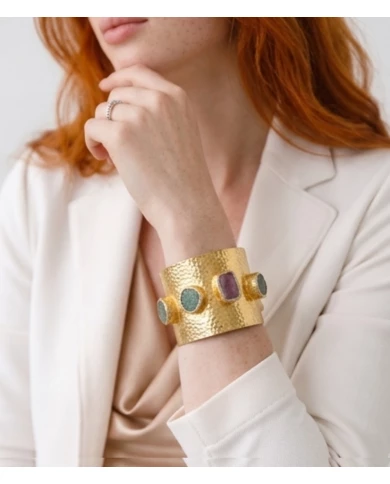 Brazalete Valeria Multicolor — pieza protagonista con acabado artesanal Brazalete Valeria Multicolor — pieza protagonista con acabado artesanal