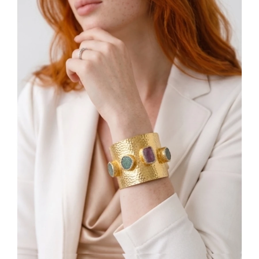 Brazalete Valeria Multicolor — pieza protagonista con acabado artesanal Brazalete Valeria Multicolor — pieza protagonista con acabado artesanal
