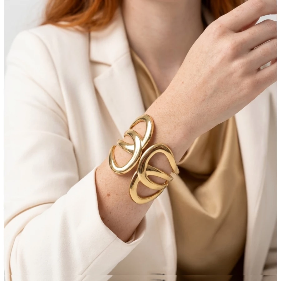 Brazalete Alma Dorado — diseño escultórico minimalista con acabado premium Brazalete Alma Dorado — diseño escultórico minimalista con acabado premium