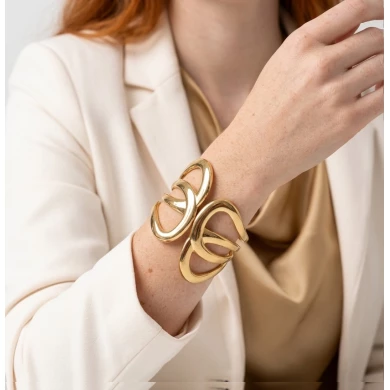 Brazalete Alma Dorado — diseño escultórico minimalista con acabado premium