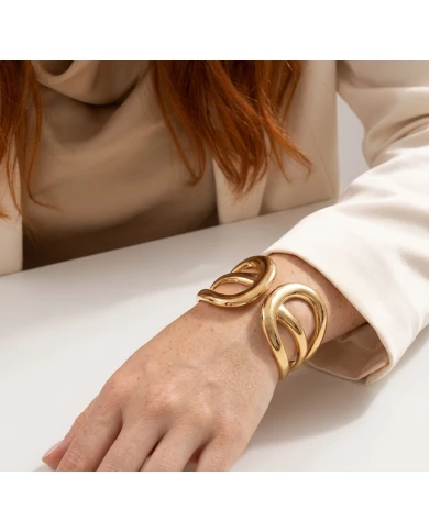 Brazalete Alma Dorado — diseño escultórico minimalista con acabado premium Brazalete Alma Dorado — diseño escultórico minimalista con acabado premium