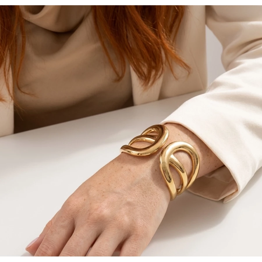Brazalete Alma Dorado — diseño escultórico minimalista con acabado premium Brazalete Alma Dorado — diseño escultórico minimalista con acabado premium