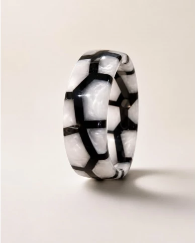 Brazalete Siena Black & White — diseño geométrico esmaltado en blanco y negro